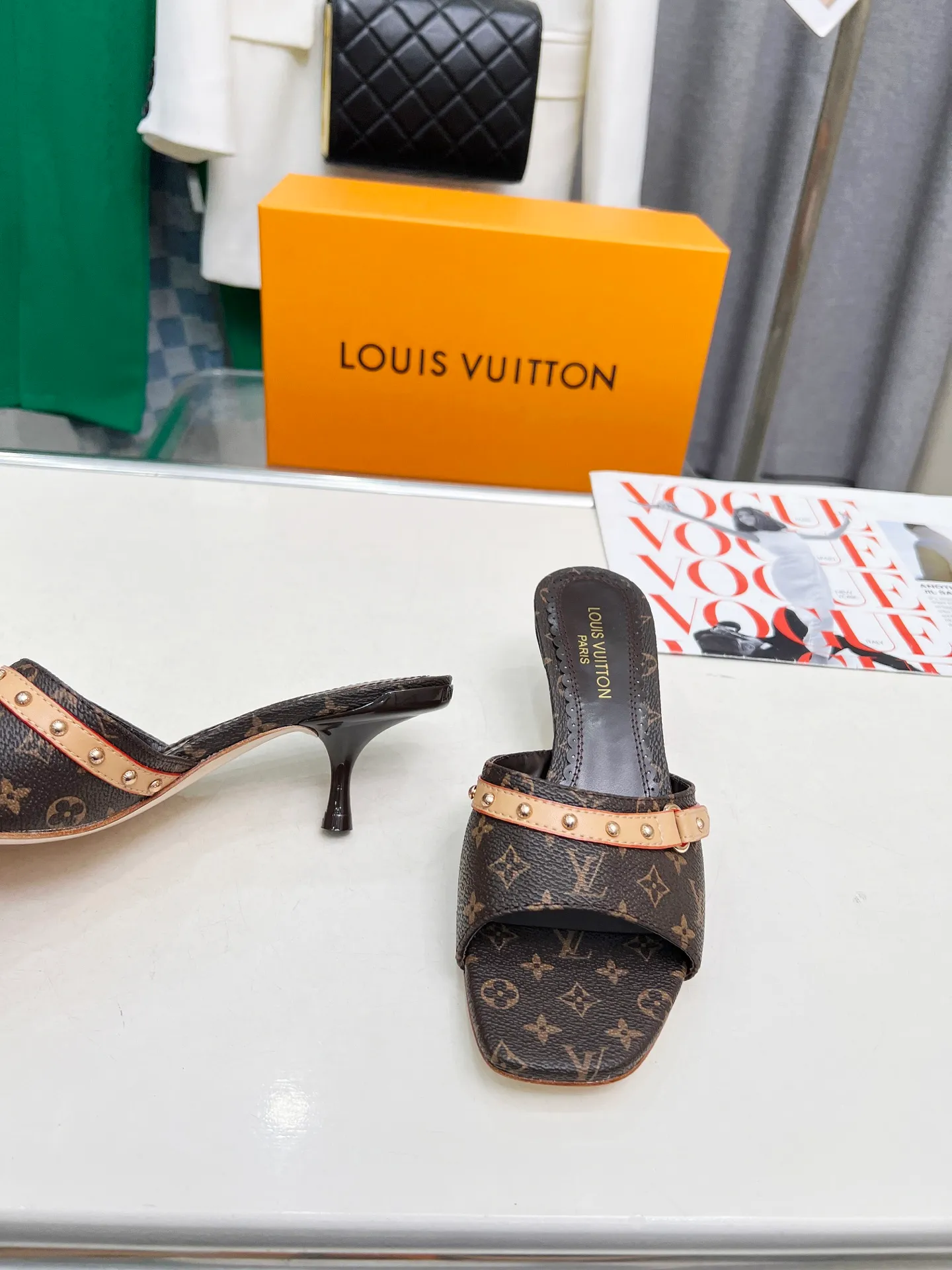 Factory direct sales👟👟Ex-factory price 440👟👟 LV new denim denim kitten heel slippers 2025 summer must-have for goddesses, original replica, super comfortable on the feet. Show off the queen's temperament, the heel height is 5.5CM, which shows your temperament without being tiring. Standard code: 35-42 (41 and 42 codes are customized, non-returnable and non-exchangeable)